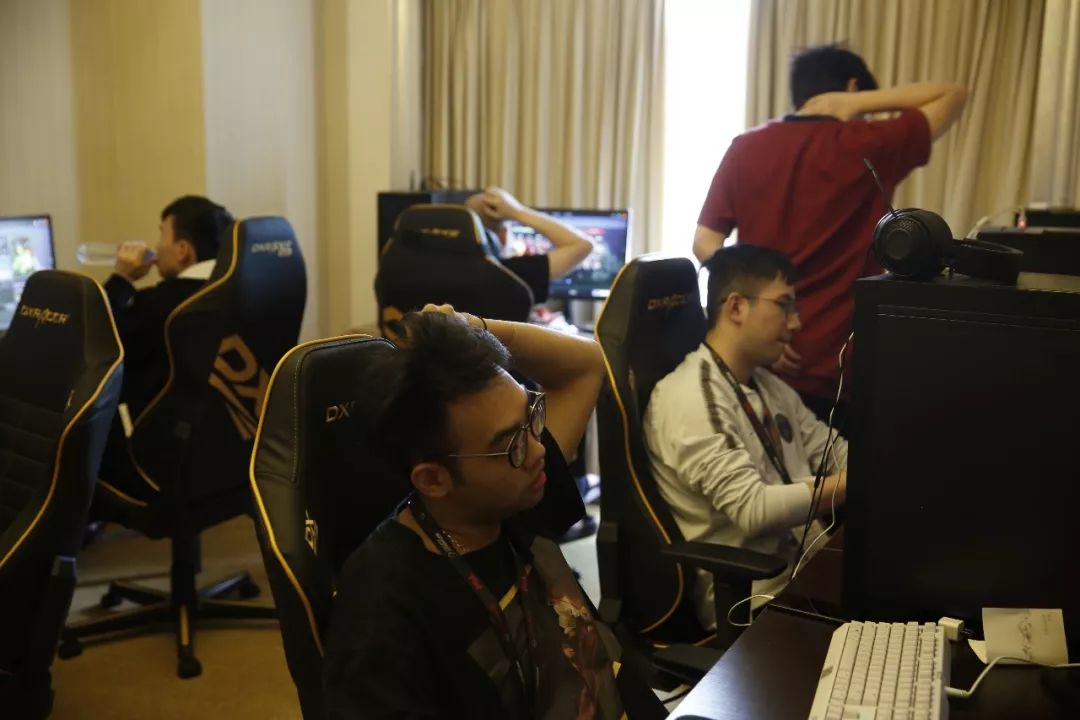 T1 玩家状态回暖！ BuZz 带领团队扳平比分！ T1 1-1 EDG