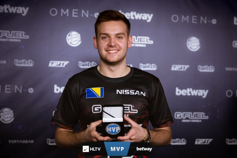 HLE监督锐评：谁都知道T1不爱用泽丽+璐璐的组合